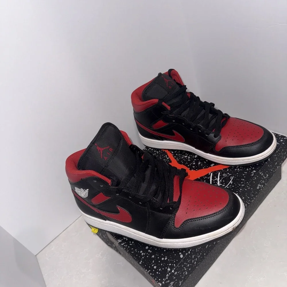 Nike Air Jordan 1 Mid Banned Bred 2020 Size 9 Men's 554724-074 EXCELLENT